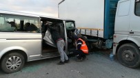 FARABI - Minibüs İle Kamyon Çarpıştı Açıklaması 4 Yaralı