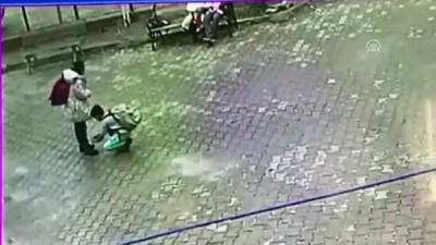 Öğrenciden Engelli Arkadaşına Duygulandıran Hareket