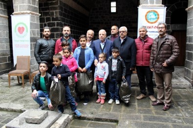 300 Çocuğa Bot Ve Mont Yardımı