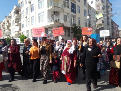 Erdemli'de Kadınlar Şiddete Karşı Yürüdü