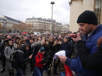 Fransa'da Yüzlerce Kişi İntihar Eden Polis İçin Yürüdü