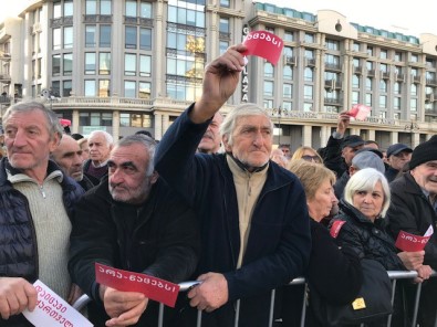 Gürcistan İkinci Tur İçin Sokaklarda