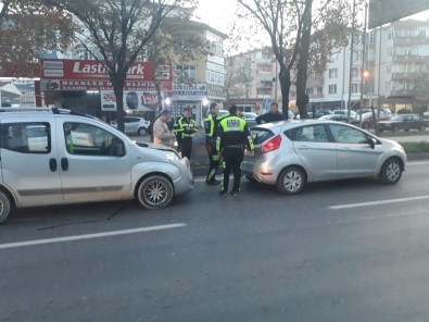 Hafif Ticari Araç Otomobile Çarptı Açıklaması 3 Yaralı