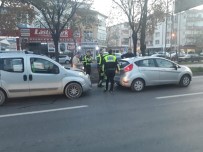 NECATI ÇELIK - Hafif Ticari Araç Otomobile Çarptı Açıklaması 3 Yaralı