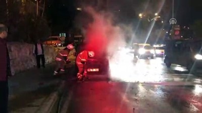 İzmir'de Seyir Halindeki Araç Yandı