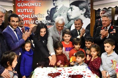 Vali Sonel'den 24 Öğretmene Prag Gezisi Jesti