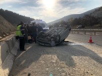 KAÇıŞ - Bilecik'te Takla Atan Araçta Bulunan İki Kişi Yaralandı
