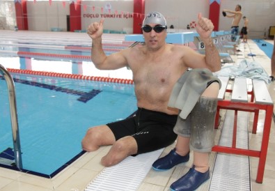 İki Ayağını Terörden Kaybeden Gazi, Yüzme Sporu Sayesinde Hayata Tutundu
