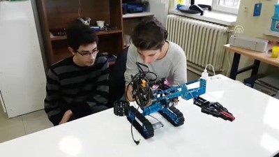 Kas Hareketleriyle Kontrol Edilen Bomba İmha Robotu Geliştirdiler