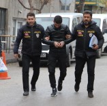 KAÇıŞ - Önce Bıcakladı Sonra Kasayı Boşalttı