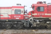 Sivas'ta Yolcu Treni İle Yük Treni Çarpıştı Açıklaması 14 Yaralı Haberi