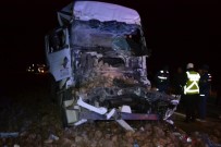 Tır Önündeki Tıra Arkadan Çarptı Açıklaması 2 Yaralı