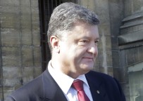 Ukrayna Başkanı Sıkıyönetimi Kanununu İmzaladı