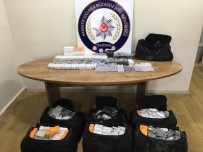 KONTROL NOKTASI - 6 Bavul Kaçak Telefon Ele Geçirildi