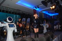 İNSANSI ROBOT - İnsansı Robotlar Danslarıyla Ünlü Şarkıcı Merve Özbey'e Eşlik Etti