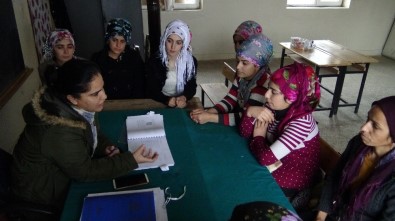 Köyde Genç Kızlara Çocuk Gelişimi Eğitimi