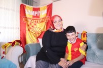 Nadir Görülen Hastalığı Sebebiyle Sadece Gülüyor