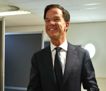 Rutte Skandal Yasakta Israrlı