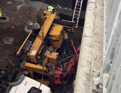 İstanbul'da beton mikseri viyadüğe düştü