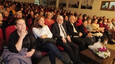 Burhaniye'de Kadınlar Kendi Yazdıkları Oyunu Sahneledi