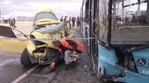 HALK OTOBÜSÜ - Erzurum'da Trafik Kazası Açıklaması 3 Yaralı