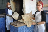 TANDıR EKMEĞI - Genç Kızların Pişirdiği Lavaş Ekmeğine Rağbet