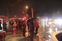 BALIK TUTMAK - İstanbul'da Sağanak Yağış