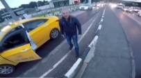NEVZAT DEMİR - Ticari Taksi Sürücüsünün Motosiklet Sürücüsüne Bıçak Çektiği Anlar Kask Kamerasında