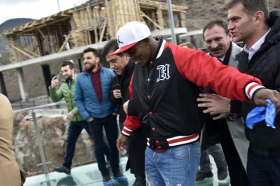Trabzonsporlu Futbolcuların Cam Seyir Terasındaki Zor Anları