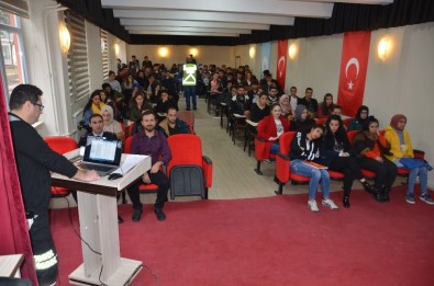 Üniversite Öğrencilerine Trafik Semineri Verildi