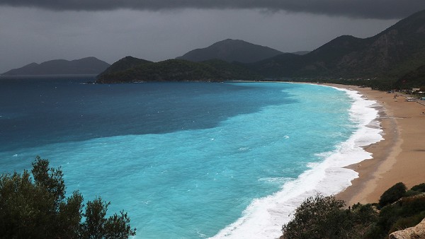 Fethiye'de deniz, rengiyle büyüledi