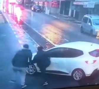 Canını Unuttu, Araca Yumruk Ve Tekme İle Saldırdı