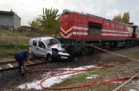 BALPıNAR - Hemzemin Geçitte Tren Otomobili Biçti Açıklaması 2 Yaralı