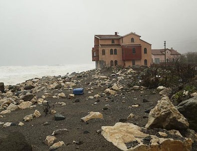 Karadeniz'de dalgalar sahil şeridinde zarar verdi