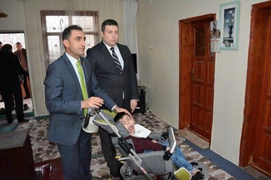 Kaymakam Alibeyoğlu'ndan Engelli Çocuğa Tekerlekli Sandalye Jesti