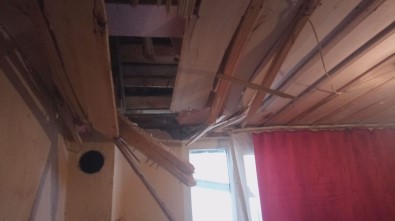 Kopan Kaya Parçaları Evlerin Yatak Odası Ve Tuvaletine Düştü