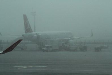 Olumsuz Hava Koşulları Nedeniyle İstanbul'a İnecek Uçaklar Yenişehir'e İndi