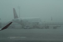 HAVA ULAŞIMI - Olumsuz Hava Koşulları Nedeniyle İstanbul'a İnecek Uçaklar Yenişehir'e İndi
