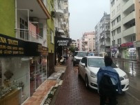 RECEP PEKER - Polise Bile Ceza Kesilen Kaldırımlarda Araç İşgali Durmuyor