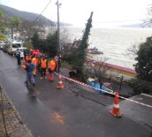 RUMELI KAVAĞı - Sarıyer'de Yol Çöktü