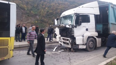 Trabzon'da Belediye Yolcu Otobüsüne Tır Çarptı Açıklaması 9 Yaralı