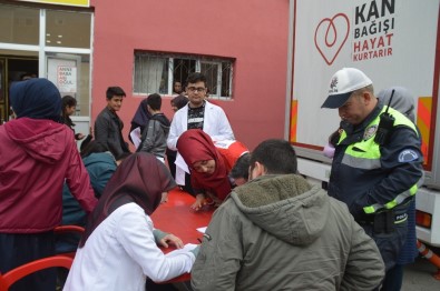 Eleşkirt'te Polislerden Kızılay'ın Kan  Bağışı Kampanyasına Destek