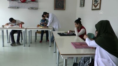 Engelliler Filografi Sanatıyla Yaşama Tutunuyor