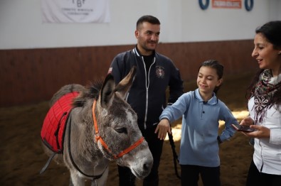 Eskişehir'de Engelli Çocuklara Atlı Terapi