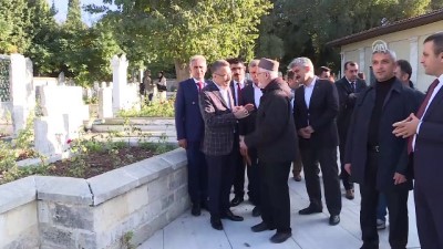 Oktay'dan, Erbakan'ın Kabrine Ziyaret