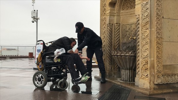 Abdest almakta zorlanan engelliye polis yardım etti