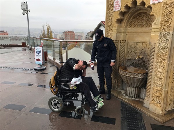 Abdest almakta zorlanan engelliye polis yardım etti