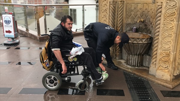 Abdest almakta zorlanan engelliye polis yardım etti