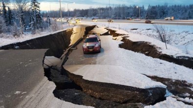 Alaska'da Şiddetli Deprem Açıklaması Yollar Çöktü, Binalarda Çatlaklar Oluştu