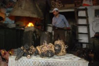 DEMIRCILIK - Demirci Ustası 30 Yıldır Kelle Paça Ütülüyor